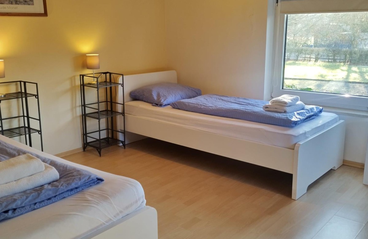 Schlafzimmer 1