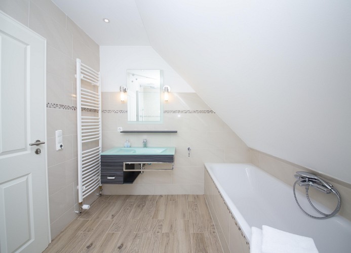 Badezimmer mit Badewanne